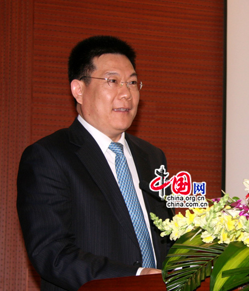 Zhong Weihe, président de l&apos;Universtié des Langues étrangères du Guangdong, prend la parole à la cérémonie d&apos;inauguration de l&apos;Institut de traducteurs et d&apos;interprètes de la BLCU.