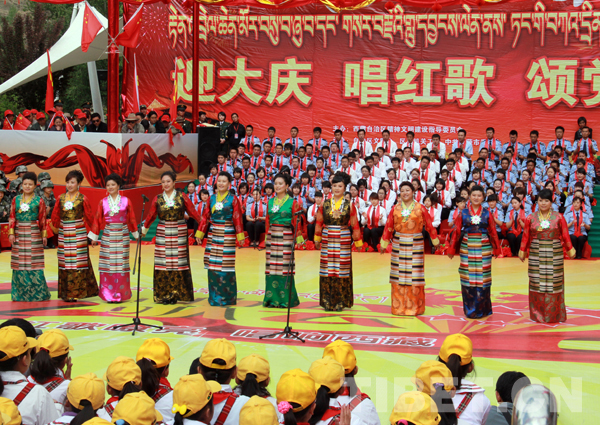 Lhassa célèbre le 60e anniversaire de la libération pacifique du Tibet avec des « chants rouges »