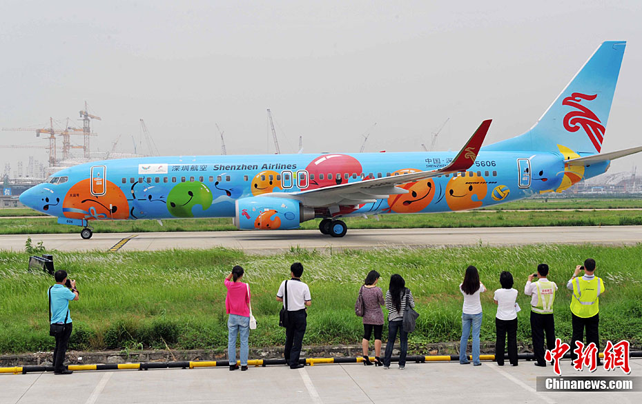 Universiade : le quatrième avion arrive à Shenzhen(1)