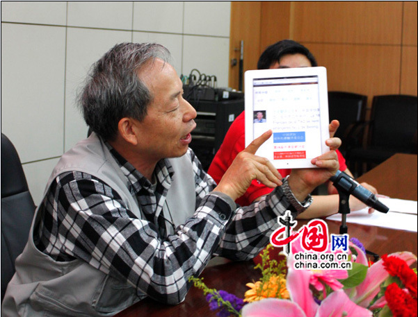 Xie Xiehe, président d&apos;honneur du séminaire, présente son microblog aux participants du séminaire.