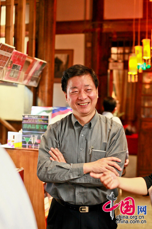 Sur la photo, M. Zhou Mingwei, président du CIPG, inspecte dans une librairie.