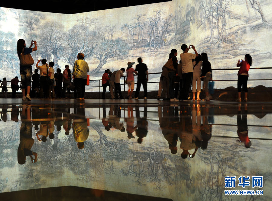 Le 29 mai, des visiteurs admirent la fresque électronique « Le Jour de Qingming au bord de la rivière ».