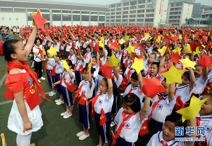 Le 30 mai, des écoliers de Taiyuan, chef-lieu de la province du Shanxi, chantent des « chansons rouges ».