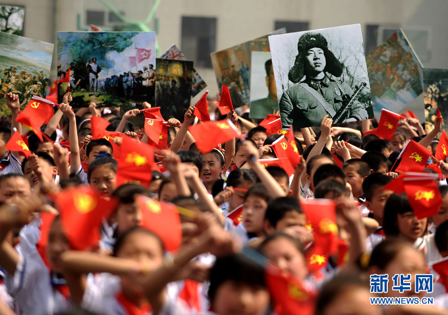 Le 30 mai, des écoliers de Taiyuan, chef-lieu de la province du Shanxi, chantent des « chansons rouges ».