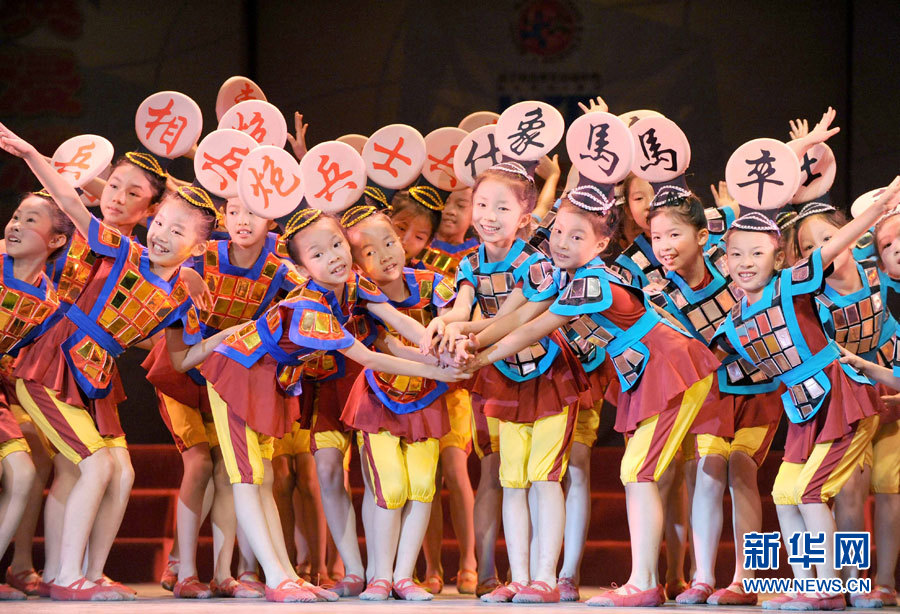 Le 29 mai, des enfants de Nanning, chef-lieu de la région autonome zhuang du Guangxi, interprètent une danse.