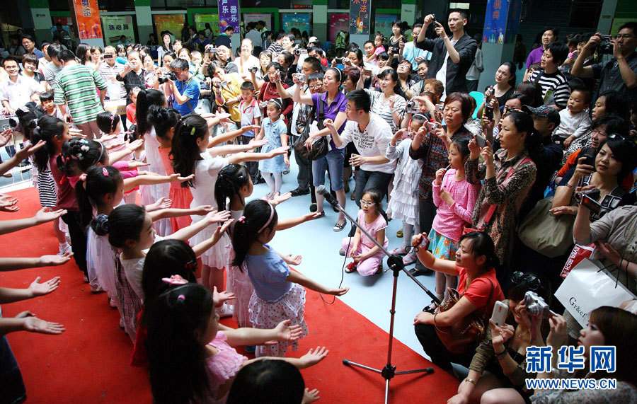  Le 29 mai, une représentation donnée par des enfants à Nanjing, chef-lieu de la province du Jiangsu.