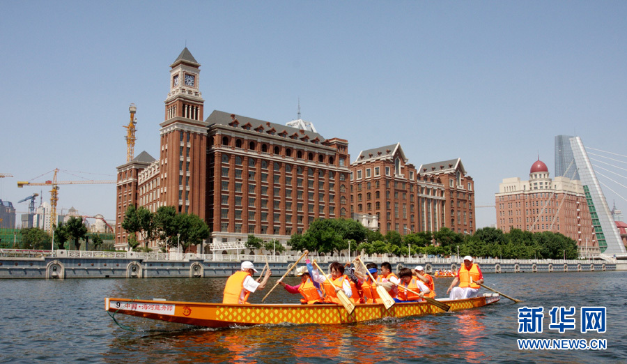 Du 30 mai au 5 juin 2011, le Festival des bateaux-dragons s'est tenu à Hai He. Les citoyens, à l'aide d'un entraîneur, essaient de faire du canotage. 