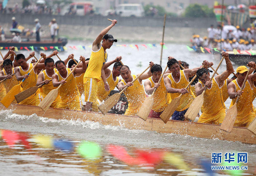 Le 2 juin, plus de 30 bateaux de Guangzhou et de Foshan ont participé au tournoi sur le fleuve Huadi. Le premier jour du cinquième mois du calendrier lunaire chinois, c'est le festival traditionnel des bateaux-dragons de la commune Dali de Foshan. Le tournoi datant de 1999 attire beaucoup de spécialistes chaque année.