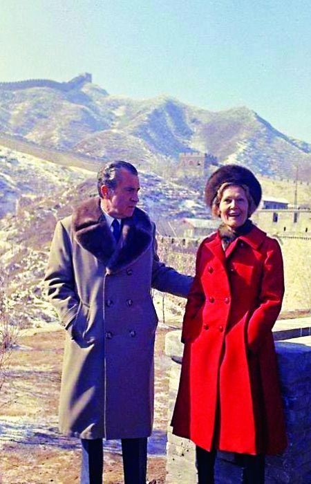 Le 24 février 1972, le président américain Richard Nixon sur la Grande Muraille avec sa femme, déclare « seule une grande nation a pu construire une telle muraille ». 