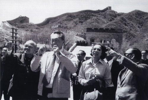  Le 13 mai 1976, le premier ministre singapourien Lee Kuan Yew (1er à gauche au premier rang) visite la Grande Muraille. 