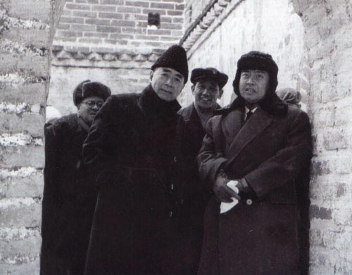 Le 16 février 1963, Norodom Sihanouk (1er à droite) visite la Grande Muraille, accompagné par le premier ministre chinois Zhou Enlai.