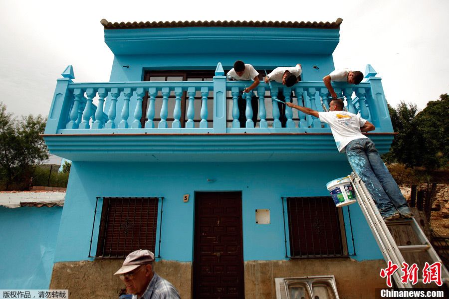 Espagne : un village repeint en bleu pour promouvoir le film Les Schtroumpfs(3)