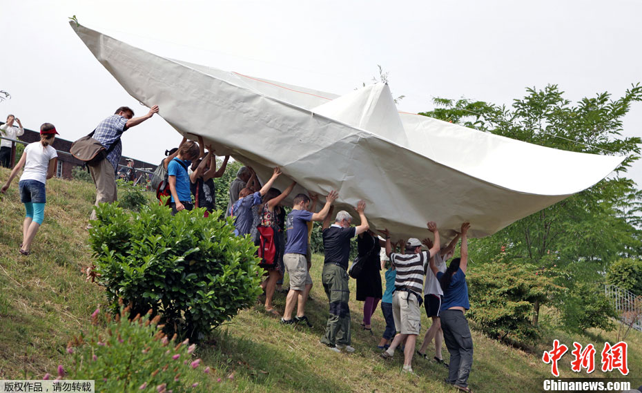 Allemagne : un bateau en papier d'une longueur de 9 m navigue sur un canal(1)