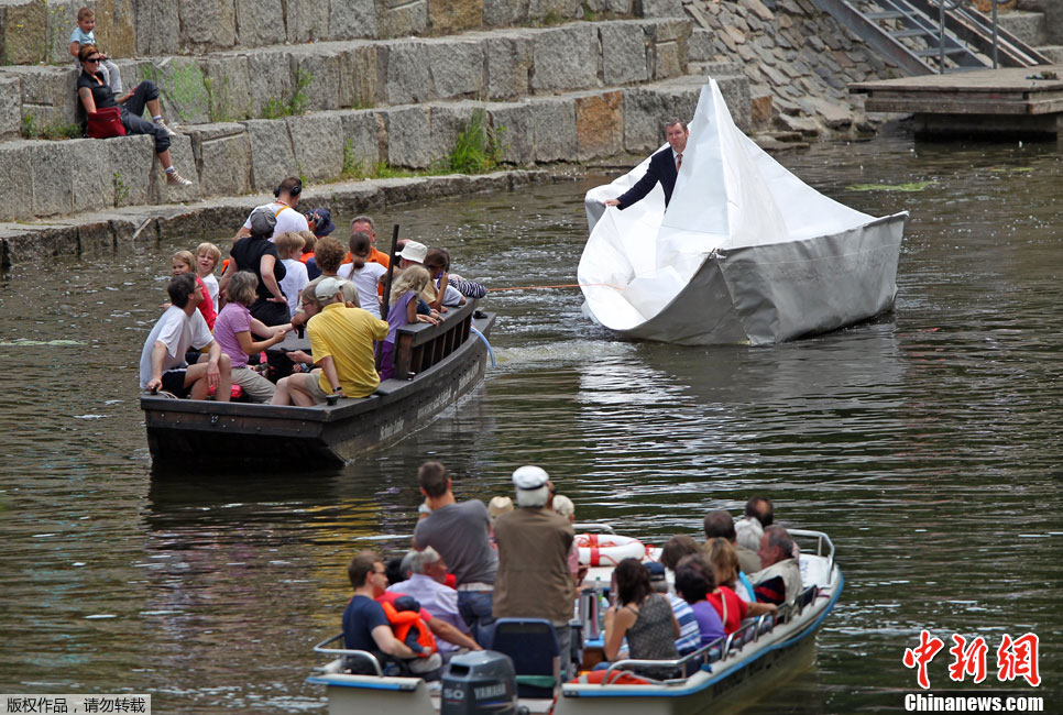 Allemagne : un bateau en papier d'une longueur de 9 m navigue sur un canal(2)