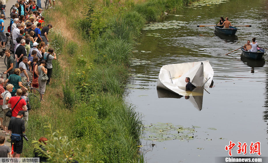 Allemagne : un bateau en papier d'une longueur de 9 m navigue sur un canal(3)