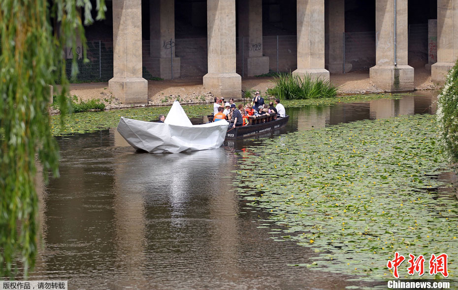 Allemagne : un bateau en papier d'une longueur de 9 m navigue sur un canal(4)