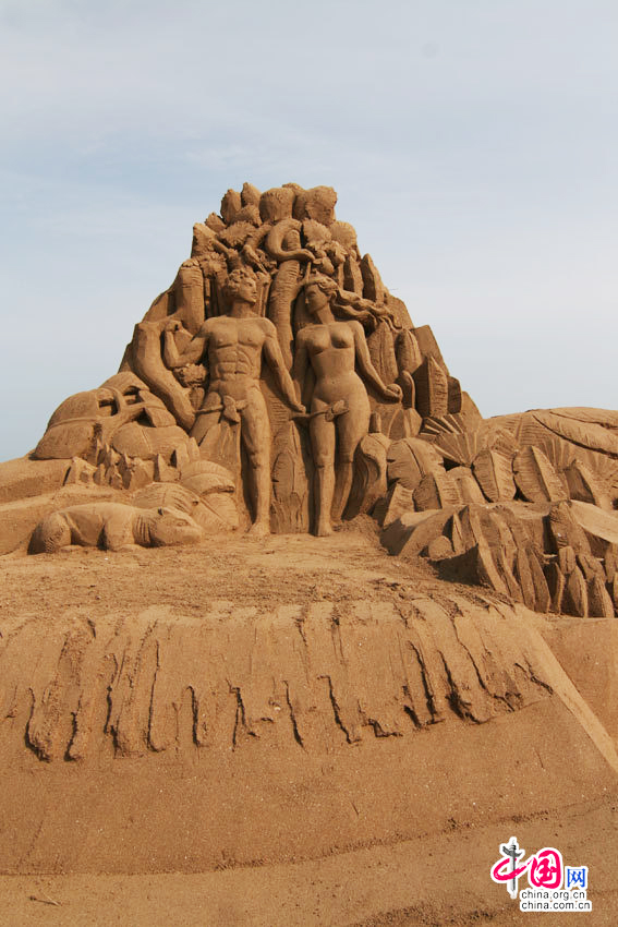 La sculpture sur sable, intitulée « Adam et Ève », dans le parc, photo prise le 14 juin.