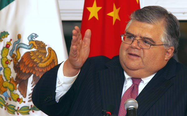 Agustin Carstens, gouverneur de la Banque centrale du Mexique, s'exprime lors d'une conférence de presse à Beijing le 16 juin 2011. M. Carstens est en lice pour la direction du FMI avec la ministre française des Finances Christine Lagarde. [Photo : Agences]