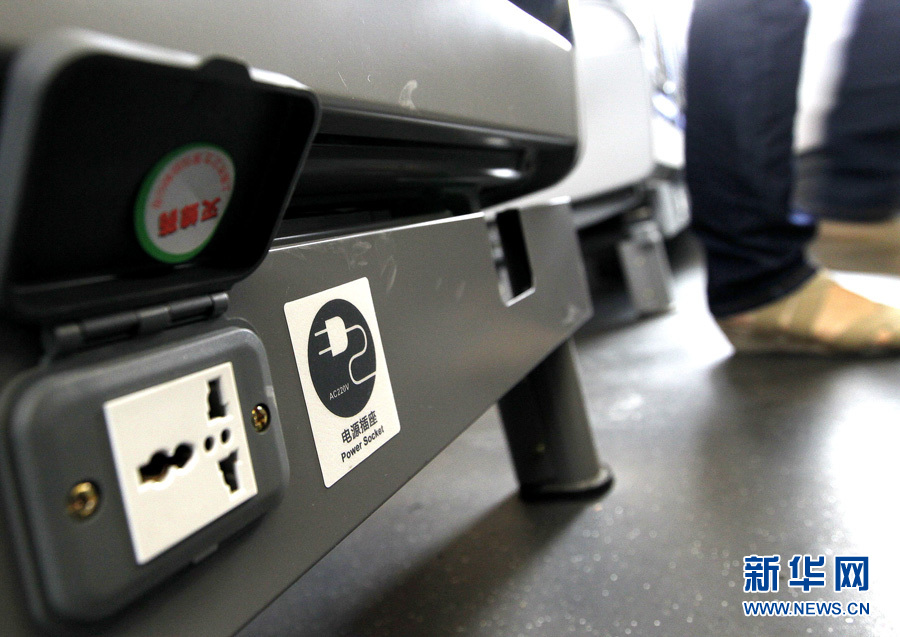 Le 16 juin, des prises électriques sont installées en bas de chaque siège.