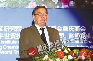 Gerhard Schröder prononce un discours lors de la cérémonie d'ouverture du Forum de Liangjiang.