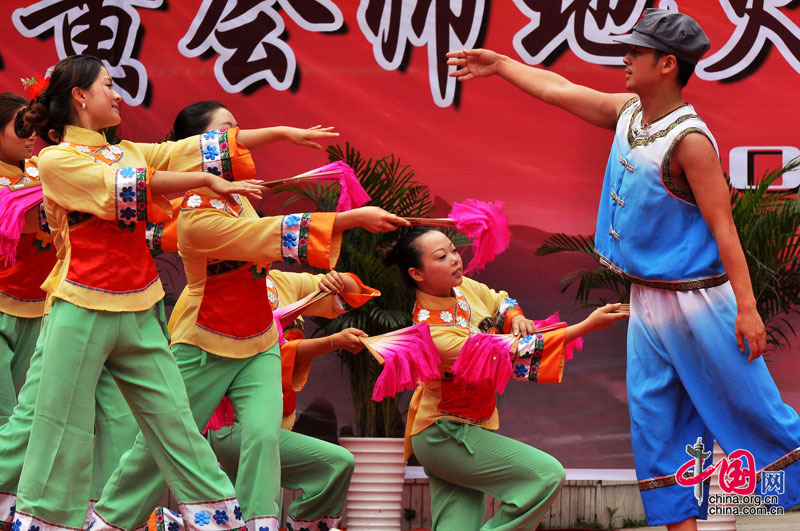  17 juin : un spectacle lors du relais du « flambeau rouge ».