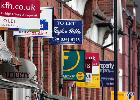 Enseignes d'agents immobiliers sur des façades d'immeubles londoniens à Londres. L'année dernière, les ressortissants ont acheté à l'étranger 28 % des propriétés revendues dans tous les grands quartiers de la capitale britannique.