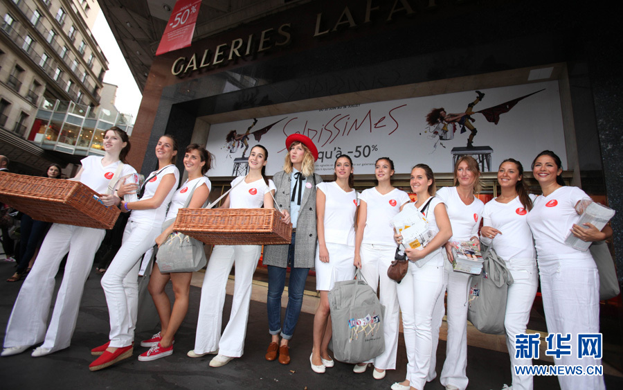 Le 22 juin, les membres du personnel des Galeries Lafayette attendent les clients. Cette journée marque le début de la saison des soldes d'été en France.
