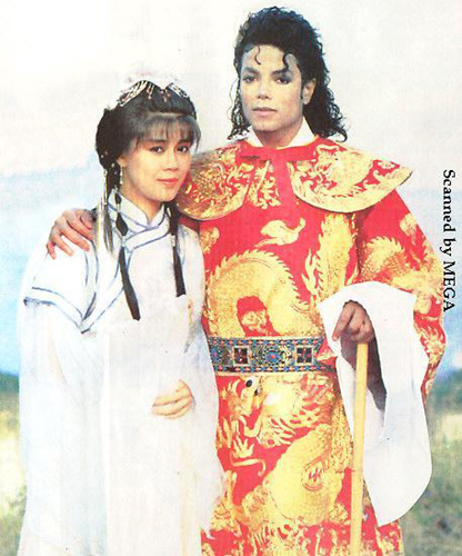 Michael Jackson en habit traditionnel chinois et l&apos;actrice hongkongaise Fiona Leung
