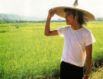 En 1987, Michael Jackson a effectué un voyage à Zhongshan dans la province du Guangdong (sud de la Chine) pour y découvrir la vie rurale.