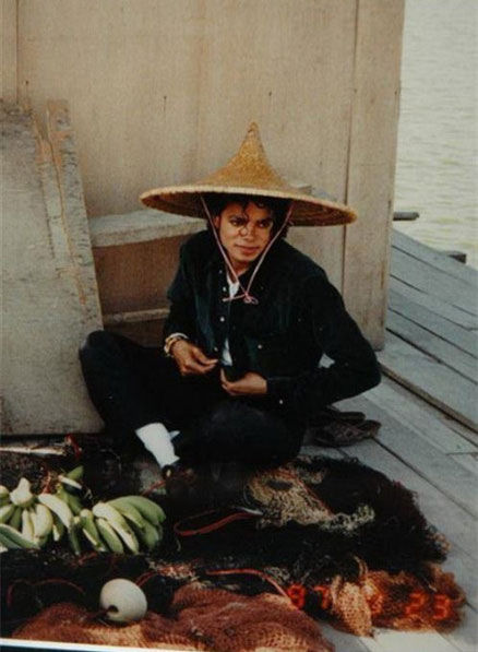 Sur ces photos inédites, le « roi de la pop » est habillé d&apos;un simple T-shirt et porte un chapeau en bambou tressé.