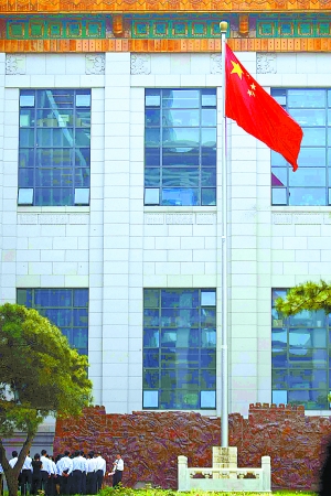 Le premier drapeau rouge à 5 étoiles hissé sur la place Tian'anmen lors de la cérémonie de proclamation de la République populaire de Chine, fait l'apparition au musée national à Beijing.