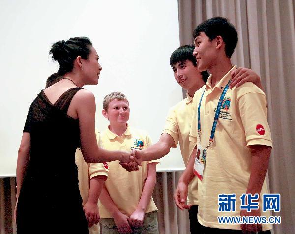 Zhang Ziyi rencontre des sportifs des Jeux paralympique à Athènes