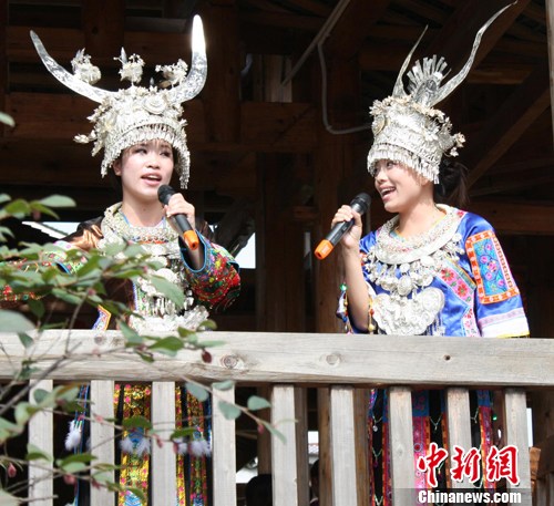 Deux filles de l'ethnie Dong chantent une « chanson rouge ». 