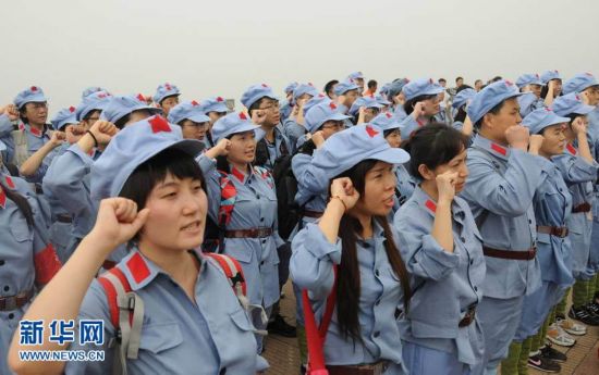 Le 29 juin, des représentants des membres du Parti du milieu de la presse rendent hommage aux martyrs des monts Jinggang, dans la province du Jiangxi.