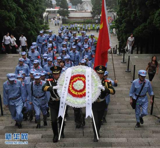 Le 29 juin, des représentants des membres du Parti du milieu de la presse rendent hommage aux martyrs des monts Jinggang, dans la province du Jiangxi.