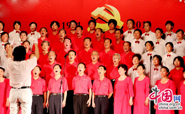 Le 27 juin, 800 personnes âgées se rassemblent pour chanter des chansons rouges.