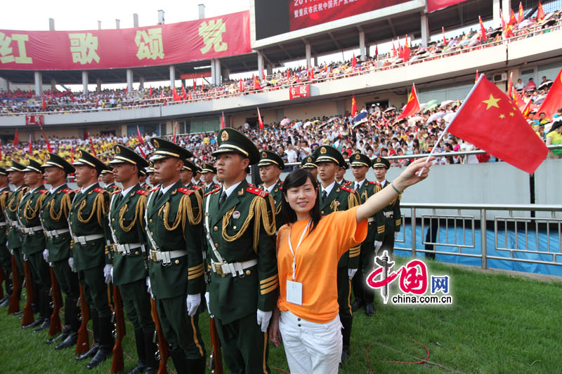 6 Une grande manifestation culturelle et artistique a eu lieu le 29 juin à Chongqing pour célébrer le 90e anniversaire du PCC. 