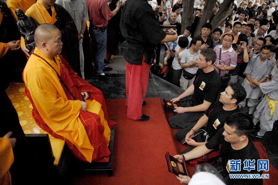  Le 3 juillet, Shi Yongxin, bonze supérieur du temple Shaolin, décerne des certificats aux amateurs.