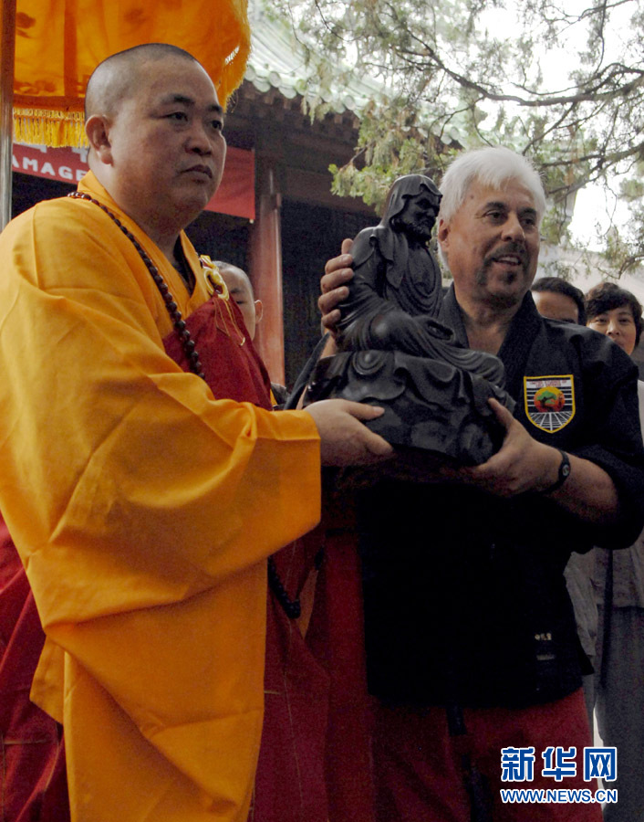 Le 3 juillet, Shi Yongxin, bonze supérieur du temple Shaolin, offre une statue de Bodhidharma, fondateur légendaire de l&apos;école Chan, aux amateurs.