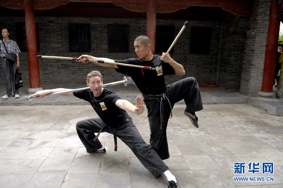 Le 3 juillet, les amateurs américains donnent une démonstration de kung-fu pour les touristes chinois et étrangers.