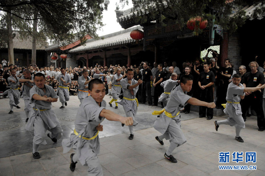 Le 3 juillet, les disciples chinois de Shaolin réalisent une démonstration de kung-fu pour les touristes chinois et étrangers.