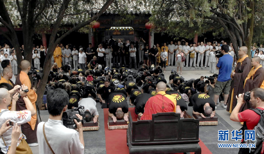 Le 3 juillet, les amateurs américains de kung-fu frappent la terre du front devant les maîtres de Shaolin.