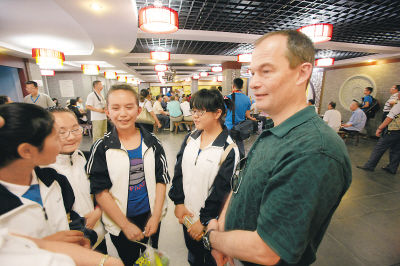 Le conseiller Axel Röhling de l'ambassade d'Allemagne en Chine parle avec des lycéens.