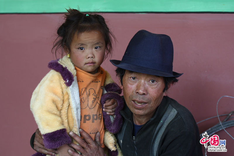 Le 23 juin 2011, Liu Yanggui et sa fille sont dans leur nouvelle maison qui est sur le point d'être achevée.