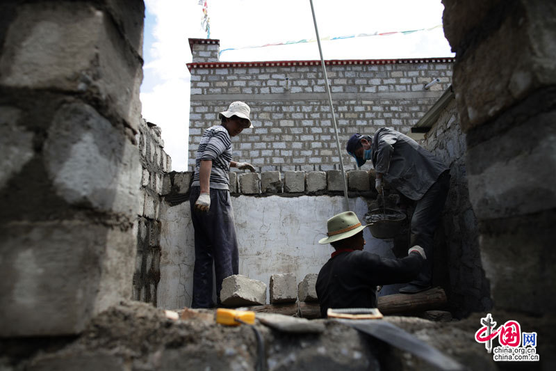 Des habitants en train de rénover une habitation.