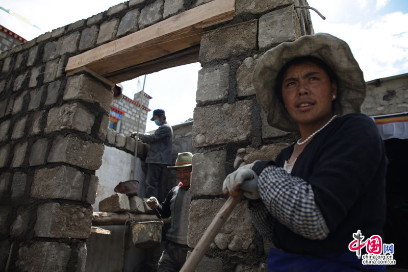 Des habitants en train de rénover une habitation.