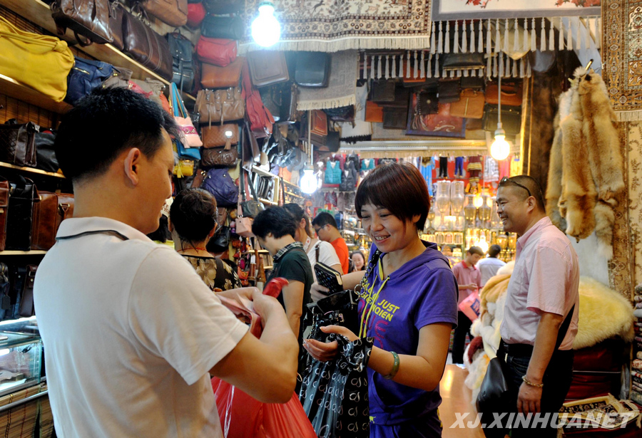  Des touristes achètent des marchandises dans le grand bazar international. Photo prise le 4 juillet. 