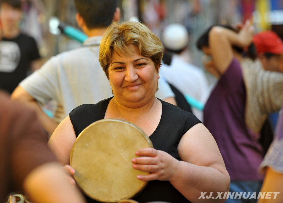 Une touriste d'Azerbaïdjan sélectionne un tambourin dans le grand bazar. Photo prise le 4 juillet.