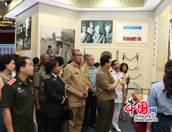 Des attachés militaires étrangers visitent une exposition sur le Tibet 1