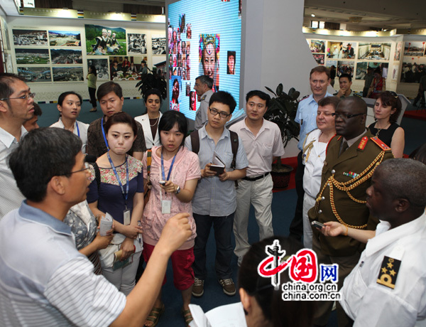 Des attachés militaires étrangers visitent une exposition sur le Tibet 7